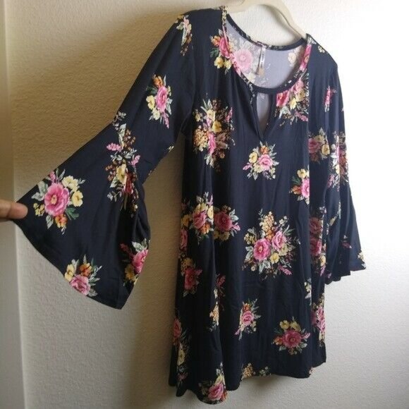 42 Pops Keyhole Design Black Floral Bell Sleeve Tunic Women Medium Flare Top - Picture 2 of 8